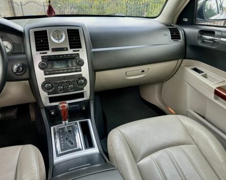 Белый Крайслер 300C, объемом двигателя 2.7 л и пробегом 224 тыс. км за 6000 $, фото 23 на Automoto.ua