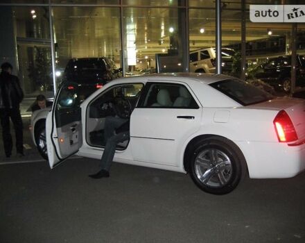 Білий Крайслер 300C, об'ємом двигуна 2.7 л та пробігом 150 тис. км за 9599 $, фото 5 на Automoto.ua