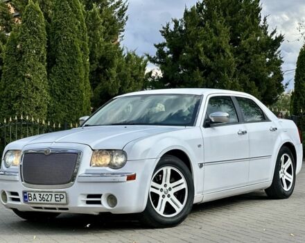 Белый Крайслер 300C, объемом двигателя 2.7 л и пробегом 224 тыс. км за 6000 $, фото 1 на Automoto.ua