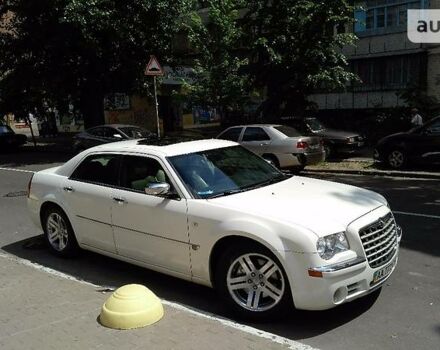 Білий Крайслер 300C, об'ємом двигуна 2.7 л та пробігом 150 тис. км за 9599 $, фото 11 на Automoto.ua