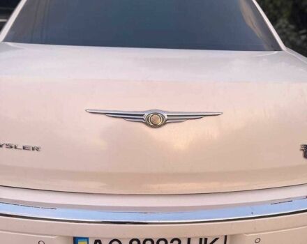 Белый Крайслер 300C, объемом двигателя 2.7 л и пробегом 180 тыс. км за 5500 $, фото 1 на Automoto.ua