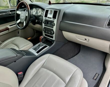 Белый Крайслер 300C, объемом двигателя 2.7 л и пробегом 224 тыс. км за 6000 $, фото 15 на Automoto.ua