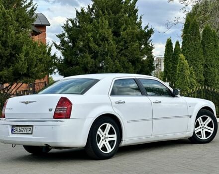 Белый Крайслер 300C, объемом двигателя 2.7 л и пробегом 224 тыс. км за 6000 $, фото 7 на Automoto.ua