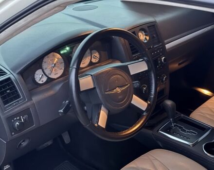Білий Крайслер 300C, об'ємом двигуна 2.7 л та пробігом 190 тис. км за 6400 $, фото 14 на Automoto.ua