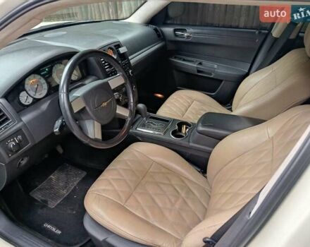 Білий Крайслер 300C, об'ємом двигуна 2.7 л та пробігом 320 тис. км за 5999 $, фото 2 на Automoto.ua