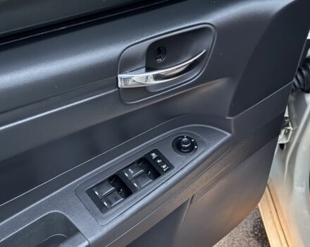 Білий Крайслер 300C, об'ємом двигуна 2.7 л та пробігом 190 тис. км за 6400 $, фото 11 на Automoto.ua