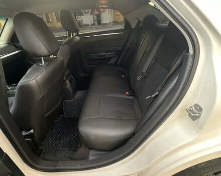 Белый Крайслер 300C, объемом двигателя 3.5 л и пробегом 250 тыс. км за 10000 $, фото 3 на Automoto.ua