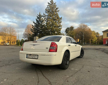 Белый Крайслер 300C, объемом двигателя 3.5 л и пробегом 250 тыс. км за 10000 $, фото 2 на Automoto.ua