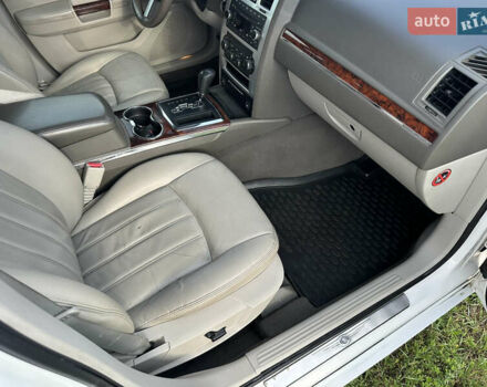 Білий Крайслер 300C, об'ємом двигуна 2.74 л та пробігом 121 тис. км за 6900 $, фото 22 на Automoto.ua