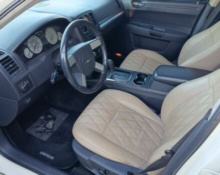 Крайслер 300C 2008 в Дрогобыче на Automoto.ua Белый Крайслер 300C, объемом двигателя 2.7 л и пробегом 276 тыс. км за 5750 $, фото 5 на Automoto.ua