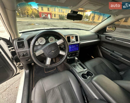 Белый Крайслер 300C, объемом двигателя 3.5 л и пробегом 250 тыс. км за 10000 $, фото 4 на Automoto.ua
