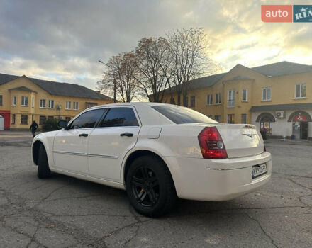 Белый Крайслер 300C, объемом двигателя 3.5 л и пробегом 250 тыс. км за 10000 $, фото 6 на Automoto.ua