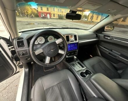 Крайслер 300C 2008 в Звенигородка на Automoto.ua Белый Крайслер 300C, объемом двигателя 3.5 л и пробегом 180 тыс. км за 8700 $, фото 4 на Automoto.ua