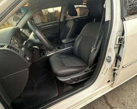 Белый Крайслер 300C, объемом двигателя 3.5 л и пробегом 250 тыс. км за 10000 $, фото 5 на Automoto.ua