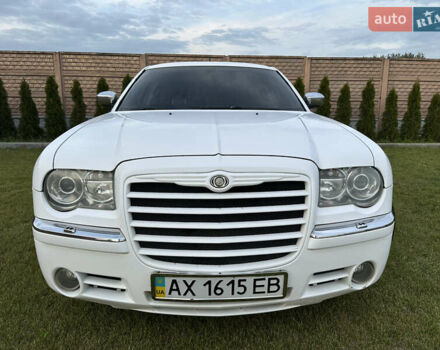 Білий Крайслер 300C, об'ємом двигуна 2.74 л та пробігом 121 тис. км за 6900 $, фото 2 на Automoto.ua
