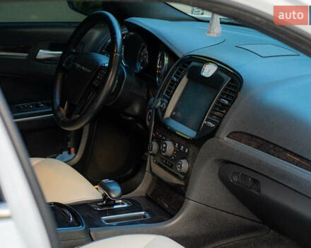 Білий Крайслер 300C, об'ємом двигуна 3.6 л та пробігом 232 тис. км за 14300 $, фото 41 на Automoto.ua