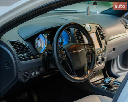 Білий Крайслер 300C, об'ємом двигуна 3.6 л та пробігом 232 тис. км за 14300 $, фото 24 на Automoto.ua