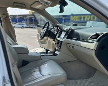 Белый Крайслер 300C, объемом двигателя 3.6 л и пробегом 130 тыс. км за 13900 $, фото 19 на Automoto.ua