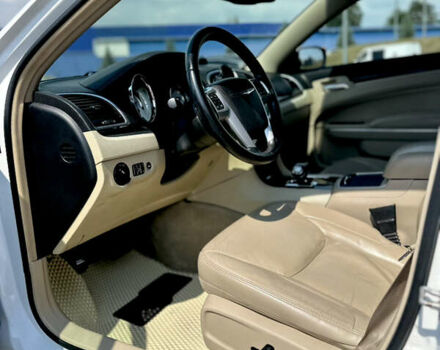 Белый Крайслер 300C, объемом двигателя 3.6 л и пробегом 130 тыс. км за 13900 $, фото 10 на Automoto.ua