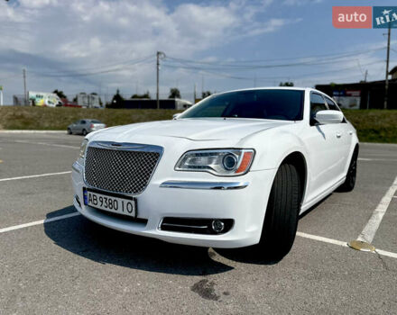 Белый Крайслер 300C, объемом двигателя 3.6 л и пробегом 130 тыс. км за 13900 $, фото 2 на Automoto.ua