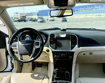 Белый Крайслер 300C, объемом двигателя 3.6 л и пробегом 130 тыс. км за 13900 $, фото 15 на Automoto.ua