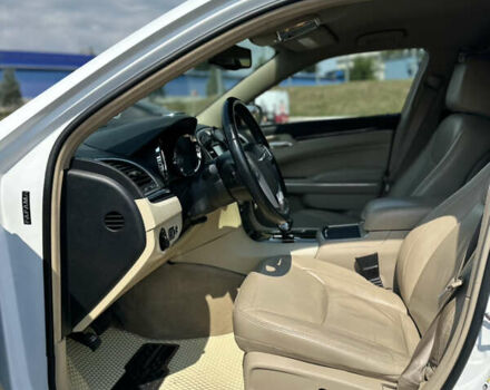 Белый Крайслер 300C, объемом двигателя 3.6 л и пробегом 130 тыс. км за 13900 $, фото 9 на Automoto.ua