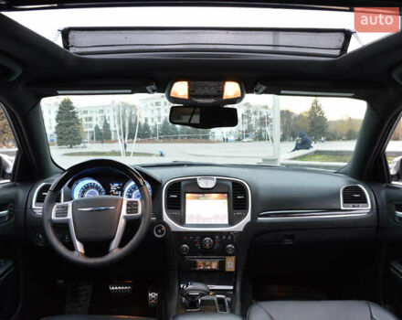 Белый Крайслер 300C, объемом двигателя 3.6 л и пробегом 202 тыс. км за 12999 $, фото 5 на Automoto.ua