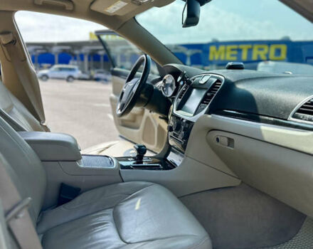 Белый Крайслер 300C, объемом двигателя 3.6 л и пробегом 130 тыс. км за 13900 $, фото 20 на Automoto.ua