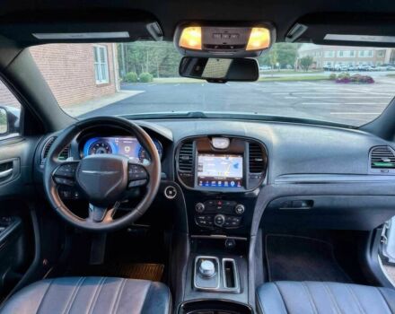 Белый Крайслер 300C, объемом двигателя 3.6 л и пробегом 71 тыс. км за 8600 $, фото 11 на Automoto.ua
