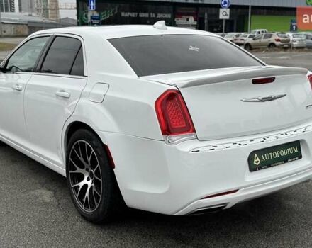 Белый Крайслер 300C, объемом двигателя 3.6 л и пробегом 165 тыс. км за 16800 $, фото 7 на Automoto.ua