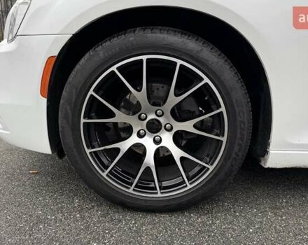 Белый Крайслер 300C, объемом двигателя 3.6 л и пробегом 165 тыс. км за 16800 $, фото 17 на Automoto.ua