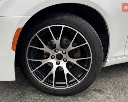 Белый Крайслер 300C, объемом двигателя 3.6 л и пробегом 165 тыс. км за 16800 $, фото 13 на Automoto.ua