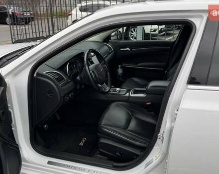 Белый Крайслер 300C, объемом двигателя 3.6 л и пробегом 165 тыс. км за 16800 $, фото 18 на Automoto.ua
