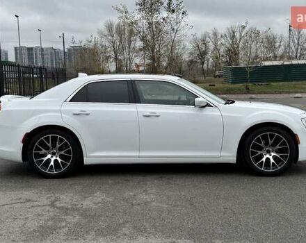 Белый Крайслер 300C, объемом двигателя 3.6 л и пробегом 165 тыс. км за 16800 $, фото 4 на Automoto.ua