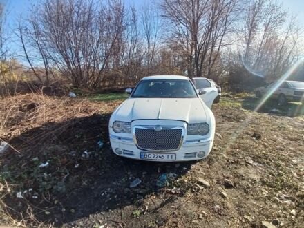 Белый Крайслер 300C, объемом двигателя 2.7 л и пробегом 198 тыс. км за 3567 $, фото 1 на Automoto.ua