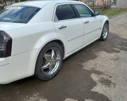 Белый Крайслер 300C, объемом двигателя 2.7 л и пробегом 246 тыс. км за 7787 $, фото 1 на Automoto.ua