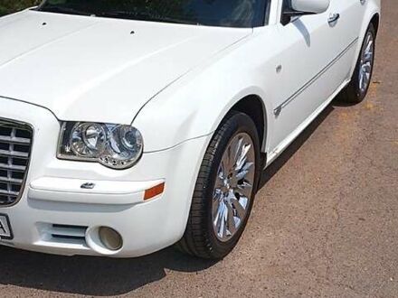 Белый Крайслер 300C, объемом двигателя 2.7 л и пробегом 120 тыс. км за 7500 $, фото 1 на Automoto.ua