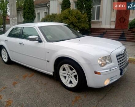 Белый Крайслер 300C, объемом двигателя 2.7 л и пробегом 158 тыс. км за 11000 $, фото 1 на Automoto.ua