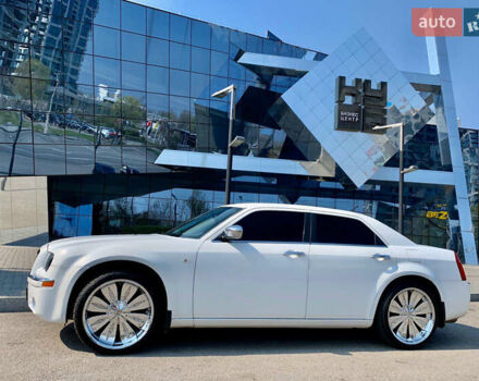 Білий Крайслер 300C, об'ємом двигуна 3.52 л та пробігом 245 тис. км за 8500 $, фото 1 на Automoto.ua