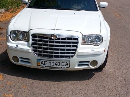 Белый Крайслер 300C, объемом двигателя 2.7 л и пробегом 120 тыс. км за 7500 $, фото 1 на Automoto.ua
