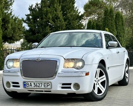 Белый Крайслер 300C, объемом двигателя 2.7 л и пробегом 224 тыс. км за 6000 $, фото 1 на Automoto.ua