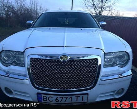 Белый Крайслер 300C, объемом двигателя 2.7 л и пробегом 255 тыс. км за 9000 $, фото 1 на Automoto.ua