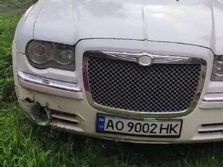 Белый Крайслер 300C, объемом двигателя 2.7 л и пробегом 177 тыс. км за 5569 $, фото 1 на Automoto.ua