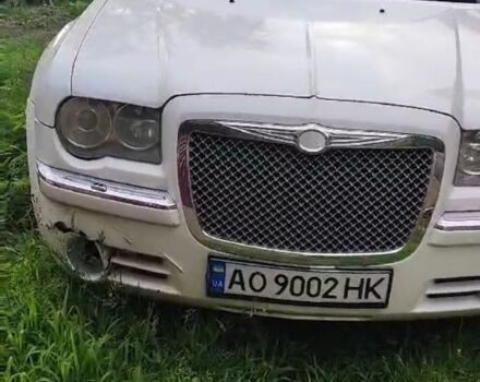Белый Крайслер 300C, объемом двигателя 2.7 л и пробегом 177 тыс. км за 5682 $, фото 1 на Automoto.ua