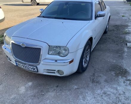 Белый Крайслер 300C, объемом двигателя 2.7 л и пробегом 210 тыс. км за 4168 $, фото 1 на Automoto.ua