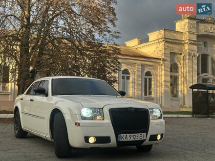 Білий Крайслер 300C, об'ємом двигуна 3.5 л та пробігом 250 тис. км за 10000 $, фото 1 на Automoto.ua