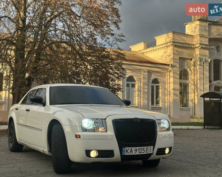 Белый Крайслер 300C, объемом двигателя 3.5 л и пробегом 250 тыс. км за 10000 $, фото 1 на Automoto.ua