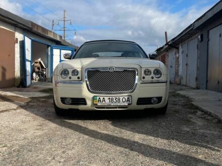 Белый Крайслер 300C, объемом двигателя 2.7 л и пробегом 90 тыс. км за 15000 $, фото 1 на Automoto.ua