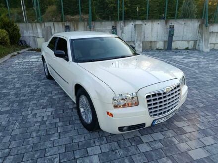 Белый Крайслер 300C, объемом двигателя 2.7 л и пробегом 276 тыс. км за 5750 $, фото 1 на Automoto.ua