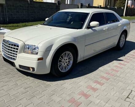 Белый Крайслер 300C, объемом двигателя 2.7 л и пробегом 180 тыс. км за 7250 $, фото 1 на Automoto.ua
